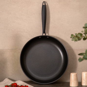 Сковорода c антипригарным покрытием "IRON CHEF" 28*5.2cm технология 3-ply, нерж.сталь 18/10 AGNESS 947-104-2