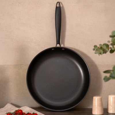 Сковорода c антипригарным покрытием "IRON CHEF" 28*5.2cm технология 3-ply, нерж.сталь 18/10 AGNESS 947-104-2